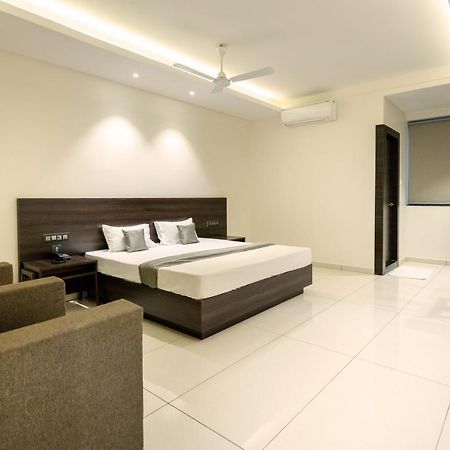 Hotel Paramount Suites & Service Apartments منغالور المظهر الخارجي الصورة