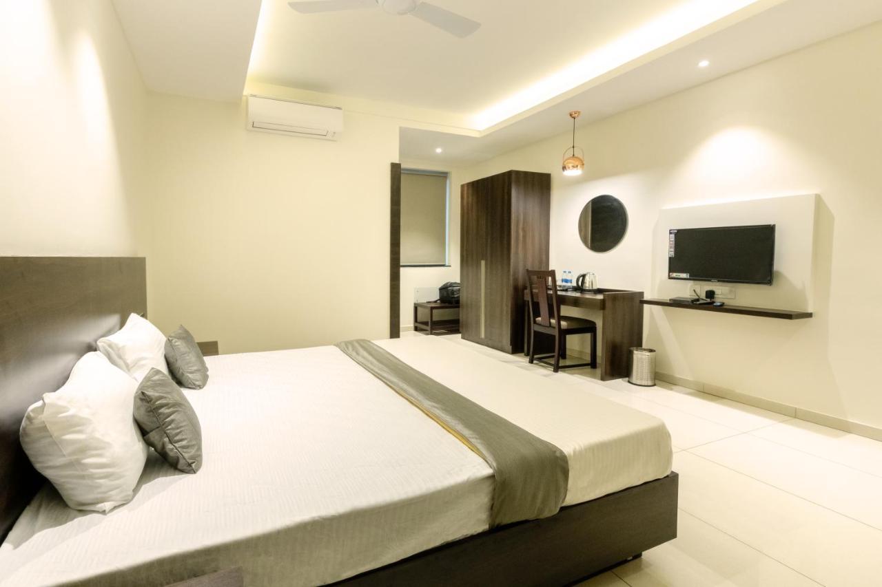 Hotel Paramount Suites & Service Apartments منغالور المظهر الخارجي الصورة