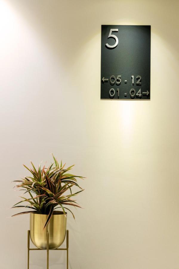 Hotel Paramount Suites & Service Apartments منغالور المظهر الخارجي الصورة